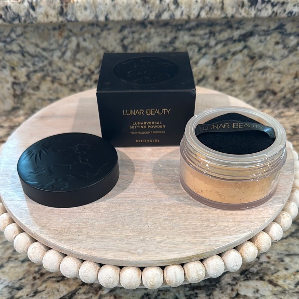 Lunar Beauty Translucent Medium Setting Powder - Black and Tan